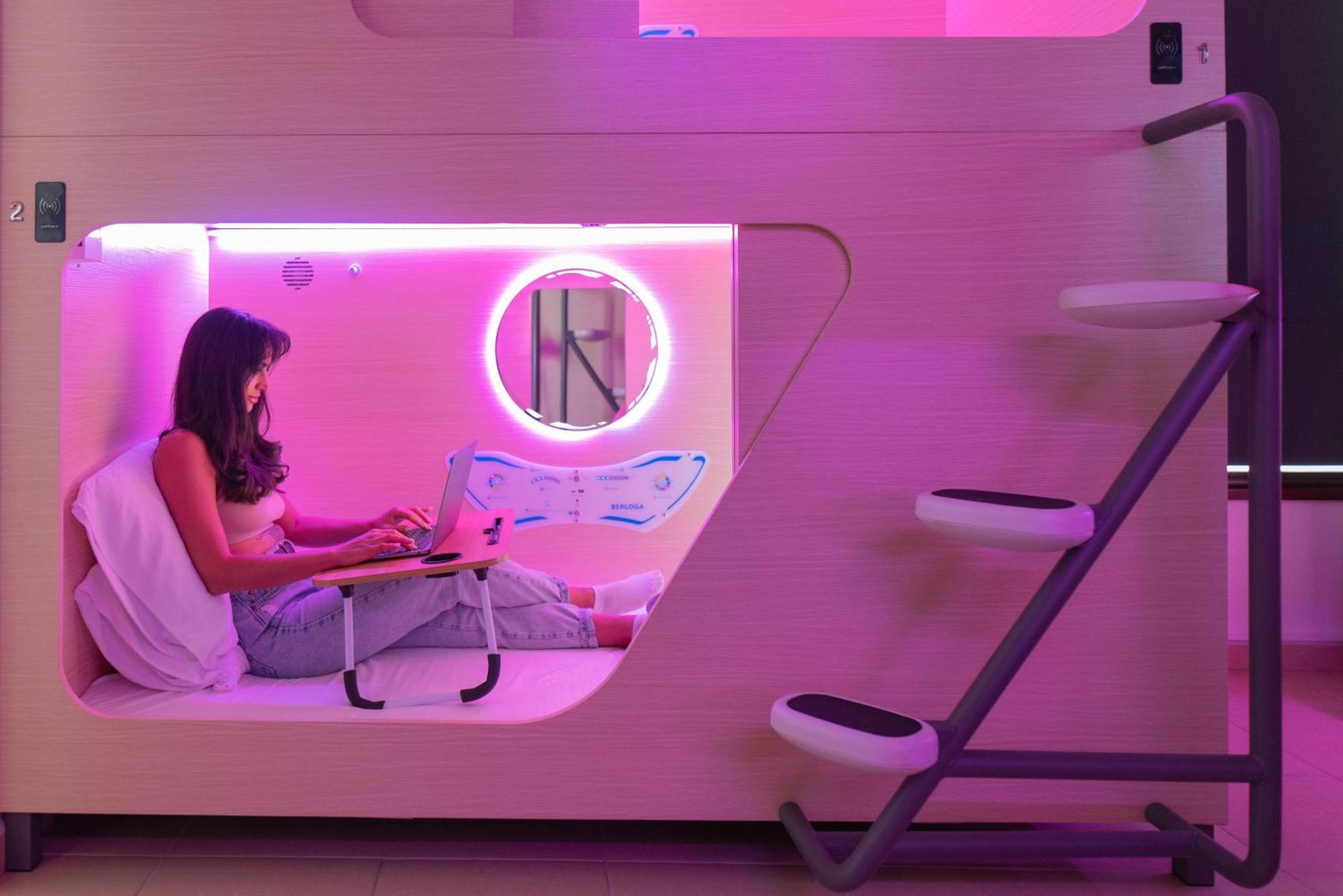 Berloga Capsule Jbr Vandrarhem Dubai Exteriör bild